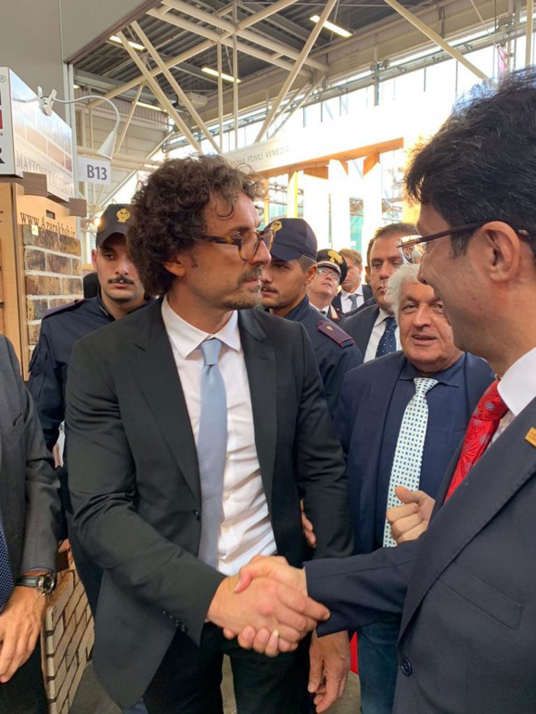 دنیلو تونینلی وزیر راه و ساختمان ایتالیا در غرفه گروه بین المللی آذرخش