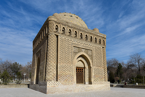 نمایی از معماری بناهای آجری، مقبره امیر منصور سامانی
