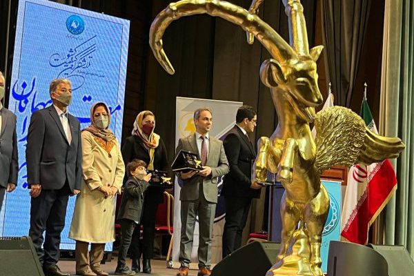 دریافت تندیس سپاس سطح تجلیل از جشنواره تلاشگران ارزشآفرین کیفیت کشور محمد سیفی کاشانی